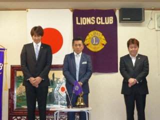 新しい三役、左から幹事 L本橋 会長 L久保田 会計 L杉浦です。 新年度会長スローガンは『継続は力なり』