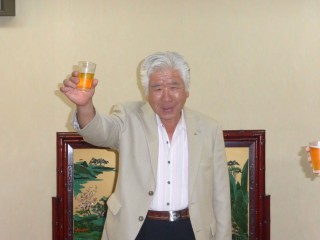 例会終了後は懇親会。乾杯の挨拶をいただきました笑顔のL染野