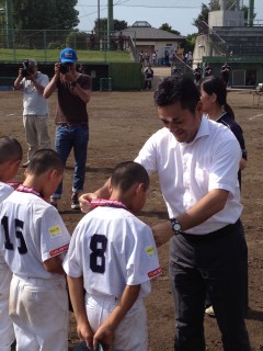 優勝チームにメダルを授与するL久保田
