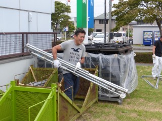 会長L久保田も、率先して資材運び