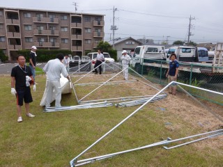 みんなで協力してテント設営