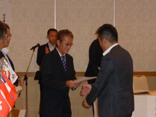 齋藤 毅Lにも久保田会長からキットの授与
