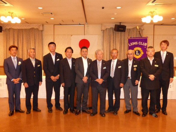 地区役員の皆様と記念撮影