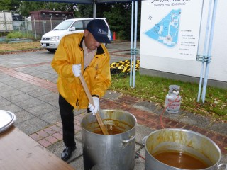 清掃活動後にふるまわれるカレーライスは子供たちに大人気です