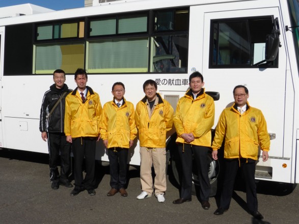 献血車の前で、左から佐藤L、椎名L、市川L、長浦L、荘原L、小松崎L
